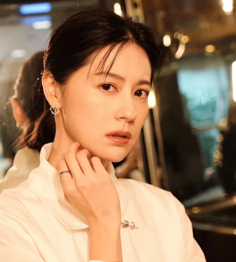 林予晞將伯爵Possession 18K白金藍寶單圈與3圈耳環，配搭於襯衫領片處，創造領扣的巧思。翻攝fotoallison IG