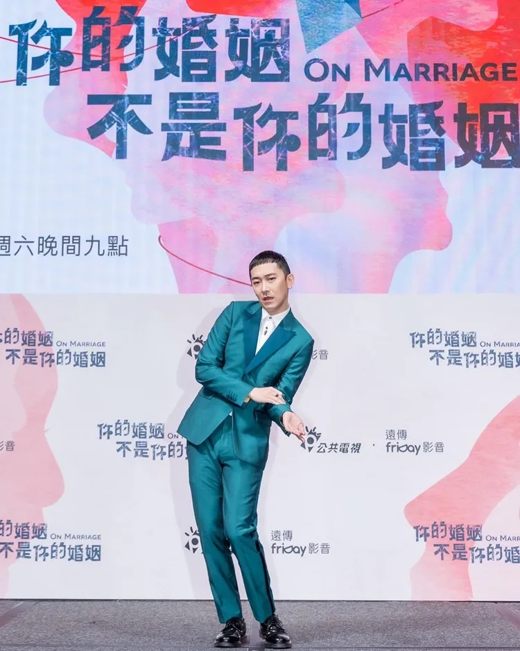 林予晞在電梯中拍攝美照，讓男星施名帥戲稱「難怪我等電梯等半天⋯⋯」。翻攝ming_shuai IG