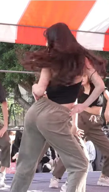 正妹穿著連身衣、小露側腰，動感熱舞扭腰擺臀性感爆表。翻攝「Mobius Dance舞動青春」的YouTube頻道