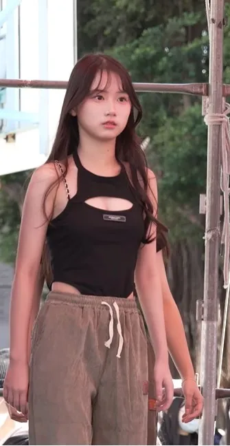 正妹穿著連身衣、小露側腰，動感熱舞扭腰擺臀性感爆表。翻攝「Mobius Dance舞動青春」的YouTube頻道