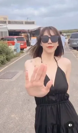 妹子一轉身杰倫搖，讓大家跟著節奏跳起來。IG@sunnycoco2113授權刊登