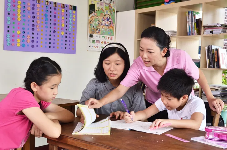 況明潔（右二）在大愛劇場《南國小太陽》扮演課輔班老師。大愛提供