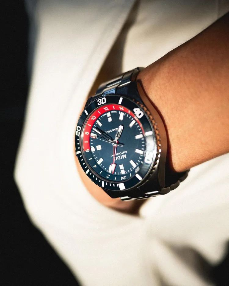 Ocean Star GMT海洋之星雙時區特別錶的面盤外圈以紅色顯示白晝的線條，讓腕錶看似在向人微笑著。翻攝seanlins IG