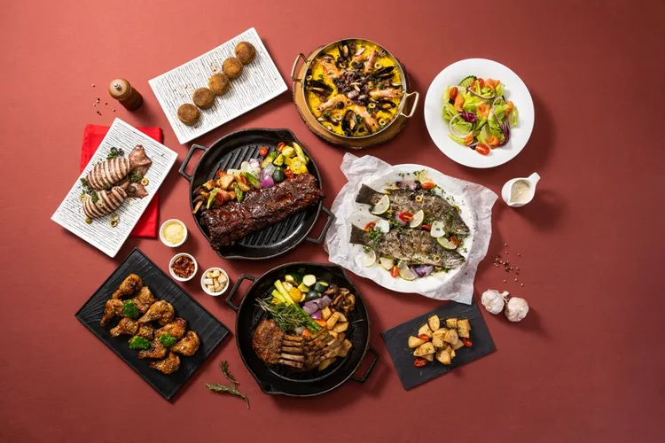 新竹喜來登「大廳酒吧」西式合菜可享受「鹽烤小牛肋排」、「美式燒烤豬肋排」等八道西式美味。新竹喜來登提供