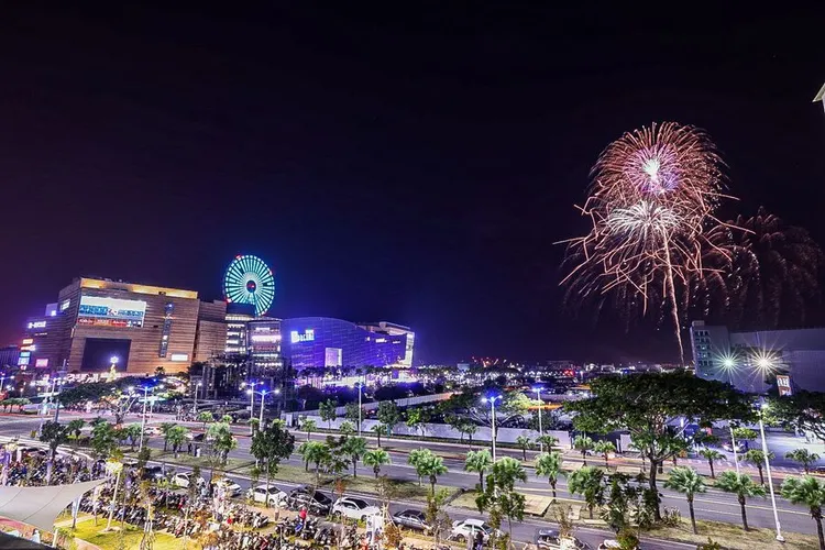 高雄市府今晚平安夜在亞灣施放60秒高空花火。高市府提供