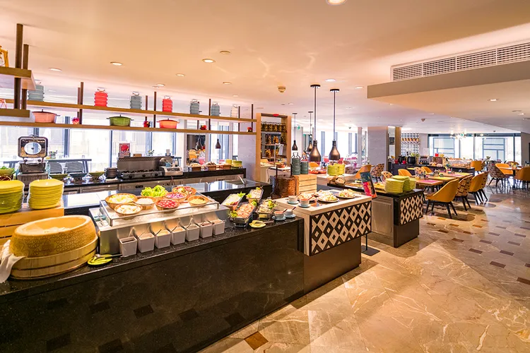 高雄英迪格酒店2樓的Wok on the Park全日餐廳，在除夕至初二的年節期間供應精緻、澎湃的新春圍爐桌菜專案。業者提供