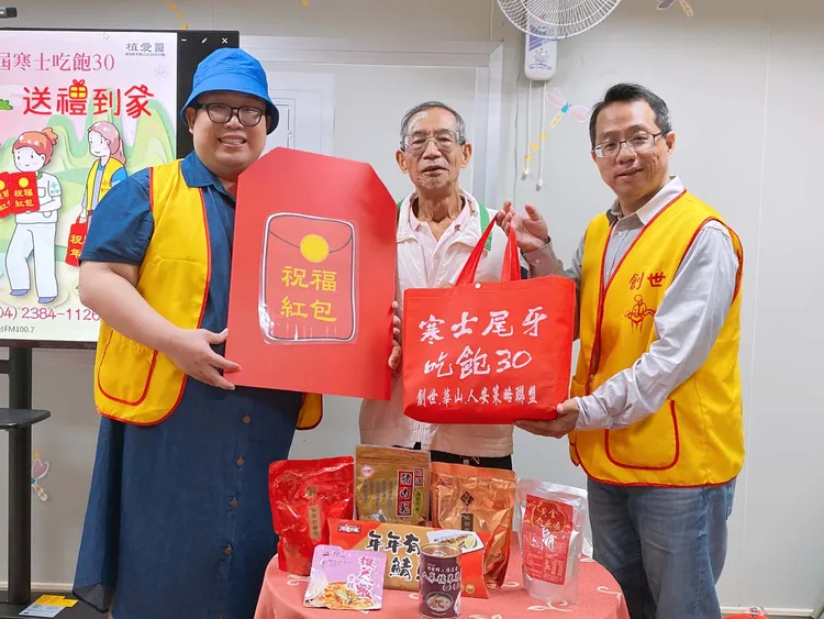 泰國娘娘與創世基金會台中分院院長陳韋龍呼籲大家一起認購年菜與紅包，幫助弱勢過好年。創世基金會提供