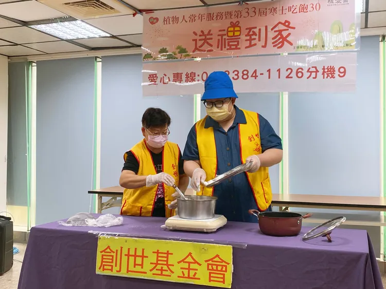 網紅「泰國娘娘」 與創世基金會志工韓蔡秀鳳一起下廚幫植物人家屬做年菜，募集年菜禮與紅包。曾雪蒨攝