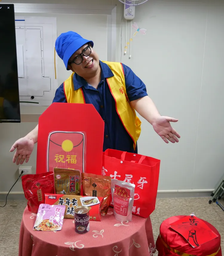 網紅「泰國媽媽」呼籲大家一起認養創世基金會「植愛年禮」，送熱騰騰年菜到弱勢朋友家中讓他們過好年。曾雪蒨攝