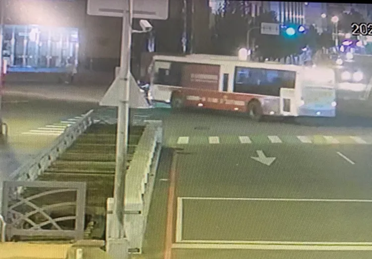 監視畫面顯示公車轉彎時毫無煞車跡象，直接撞上斑馬線上一家三口。讀者提供