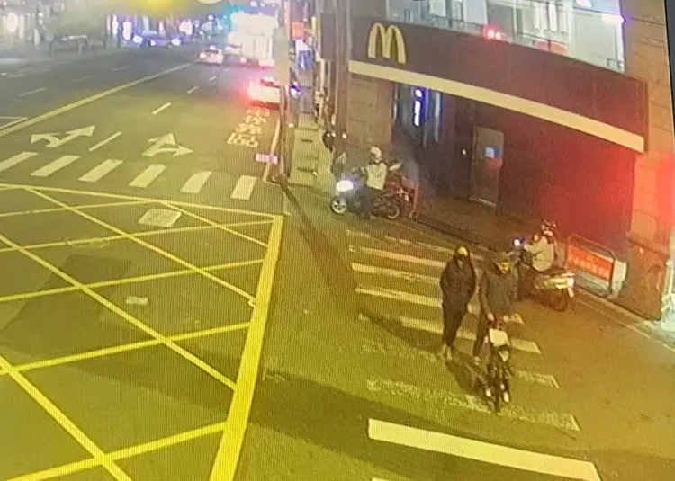 監視畫面拍下事故前一刻，季性伊拉克籍丈夫，推著嬰兒車偕同妻子行走斑馬線。讀者提供