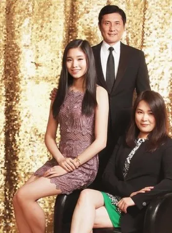 包小柏（中）心痛愛女包容（左）22歲就因病離世。翻攝包小柏IG