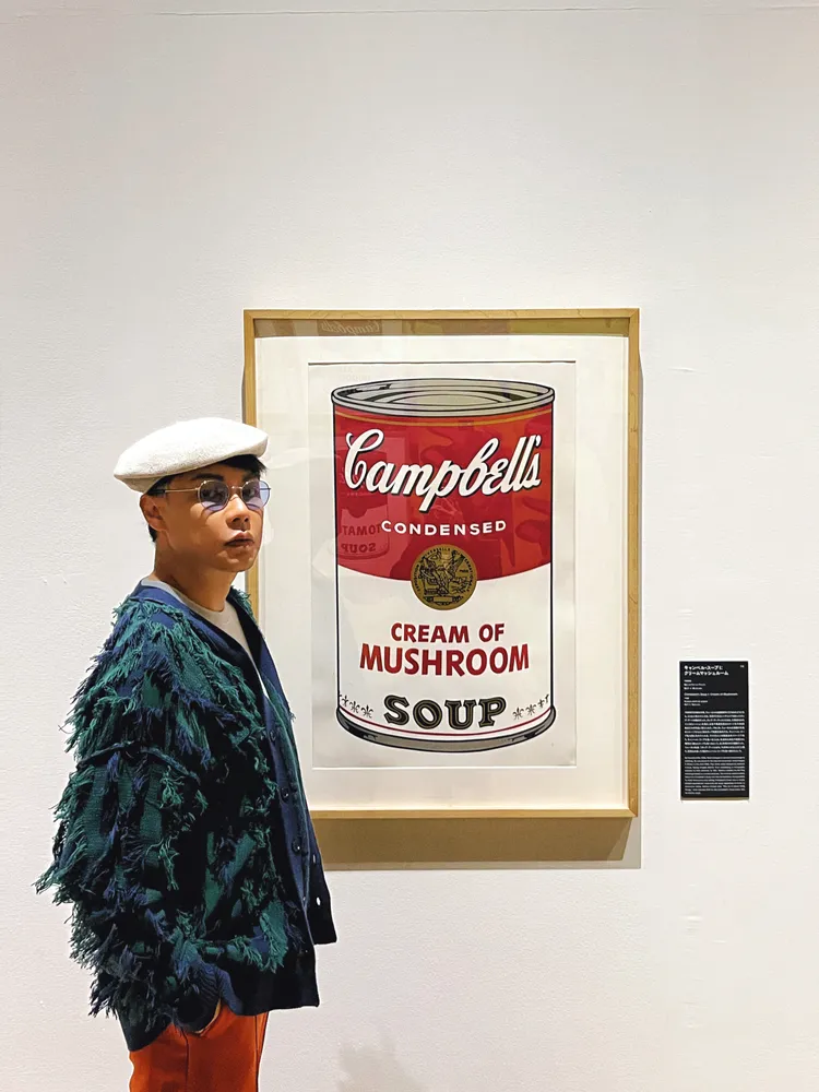 李佑群在京都美術館觀賞Andy Warhol真跡。幸喜國際提供