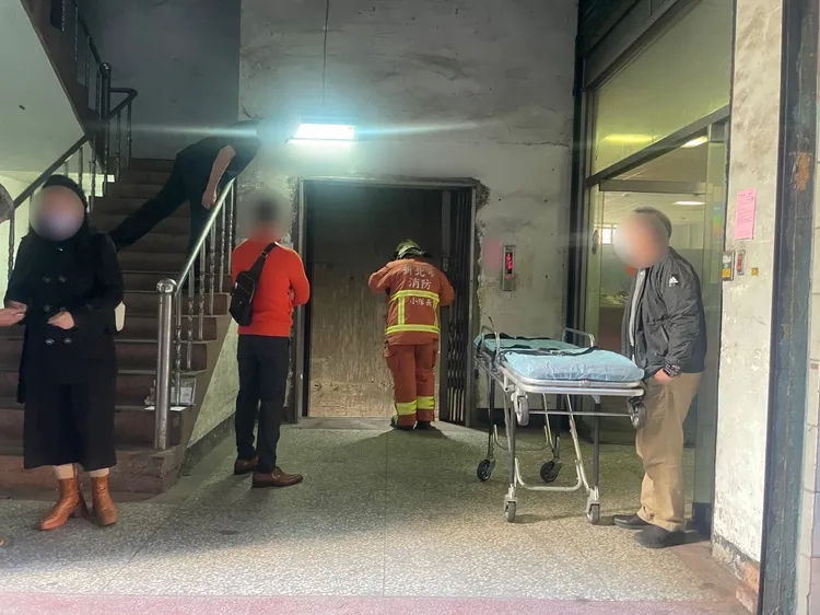 周女帶著公司老闆準備進入大樓看房，卻未注意電梯尚未到位，一腳踩空跌入。警方提供