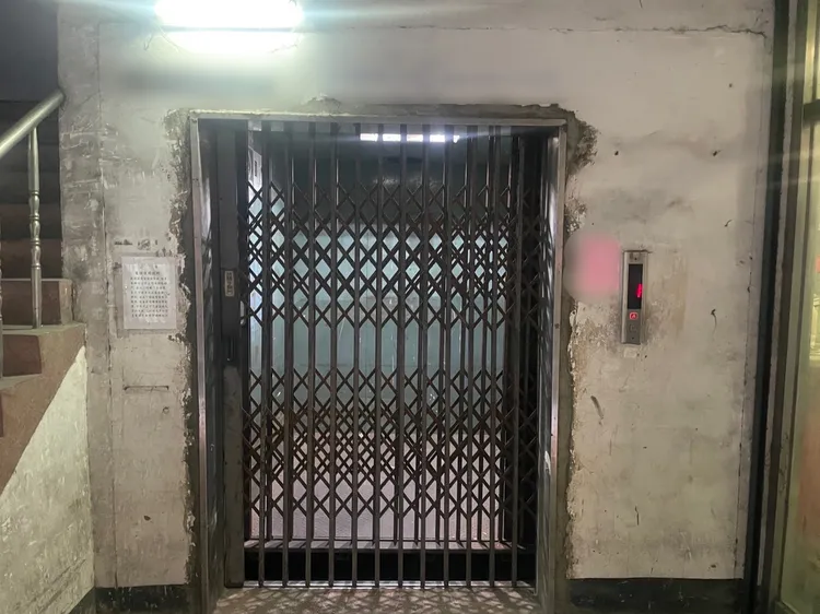 周女拉開門要進入貨梯時，一腳踩空墜入電梯井。警方提供