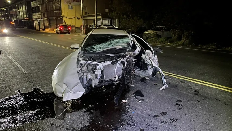 豐田Altis轎車逾半車頭零件散落撞毀。民眾提供