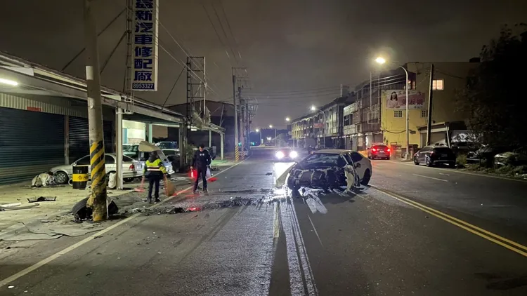 林男駕駛白色豐田轎車逆向自撞電線杆，毀損相當嚴重。民眾提供