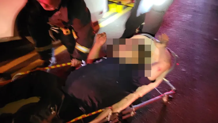 林男被救出時意識清楚，直喊背胸疼痛，全身肢體多處擦傷。民眾提供