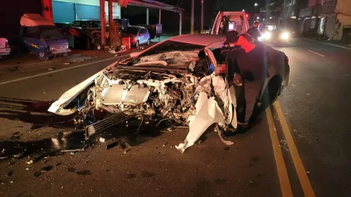 影片|「雞腿駕駛」開車一路偏移 砰!逆撞電杆削掉車頭