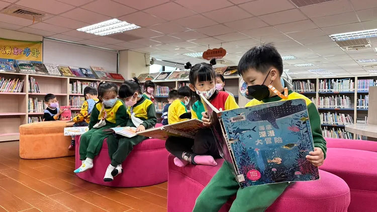 藉由體驗小小圖書館員的活動，讓孩子喜歡上閱讀。教育處提供