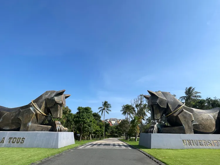 「富國島JW萬豪度假酒店」入口處為兩隻巨大的富國犬雕像。黃盈甄攝