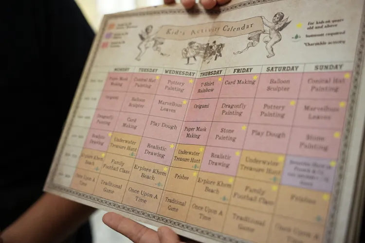 手冊內除酒店介紹外，還有「活動課表」。黃盈甄攝