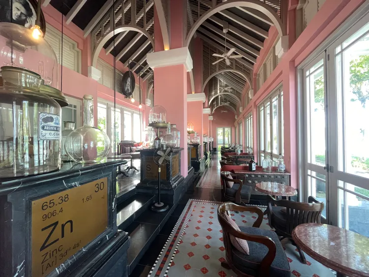 以化學系為設計的酒吧，處處可見設計巧思。黃盈甄攝