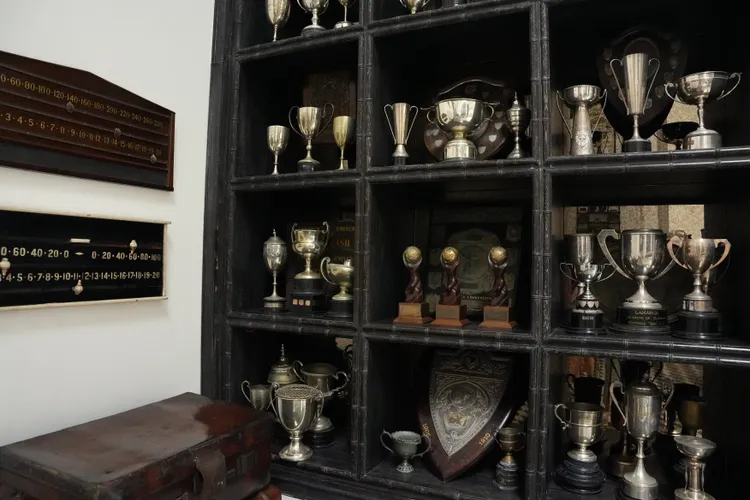 從世界各地蒐集來的獎盃。黃盈甄攝