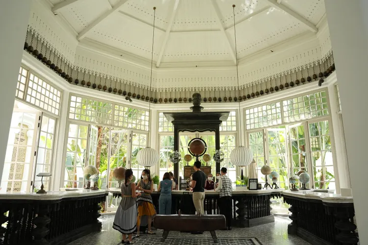 旅客從Check in開始就如同辦理新生入學手續般。黃盈甄攝