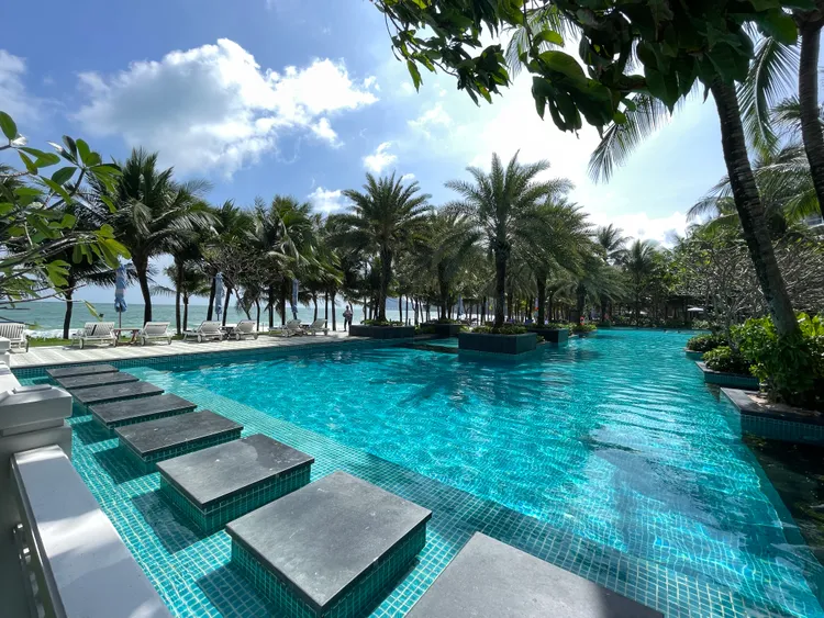 酒店亦規劃有靠海泳池與專屬沙灘。黃盈甄攝