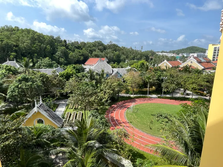 除了以不同學院命名的建築物外，甚至還保留了一整座操場，讓人有真實置身學院的錯覺。黃盈甄攝