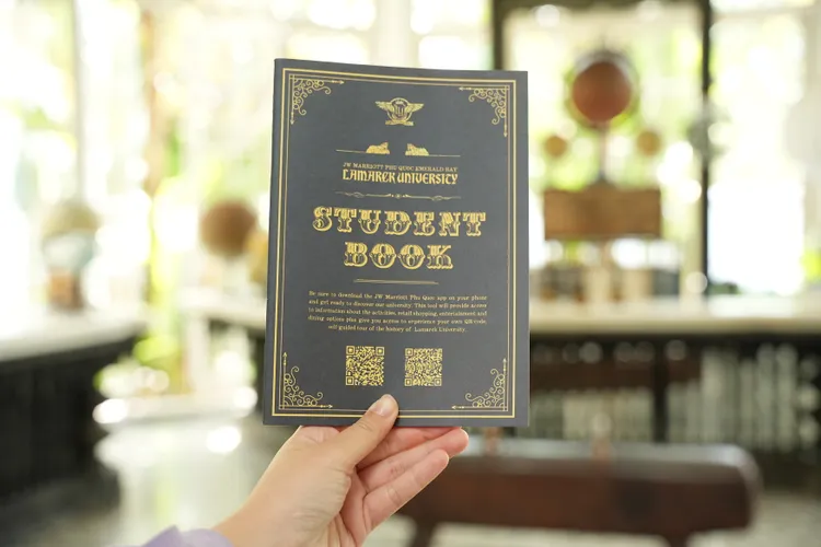 辦理入住後會獲得一本學生手冊。黃盈攝