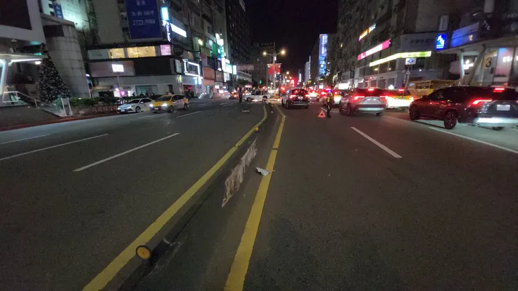 藍寶堅尼擦撞中央分隔島後飛到對向車道。黃仲瑜攝