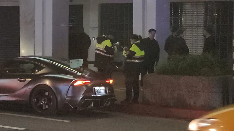 警方在詢問駕駛跟同行友人發生經過。黃仲瑜攝