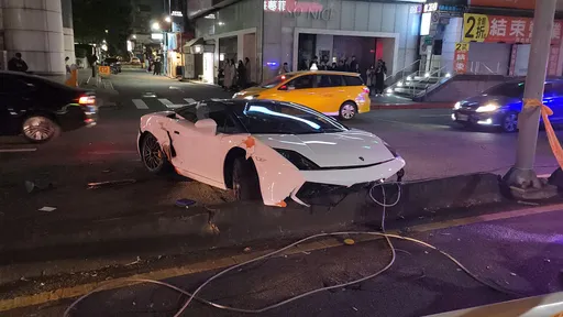 蓝宝坚尼载妹子平安夜狂欢 忠孝SOGO前撞烂!驾驶:小牛是借来的