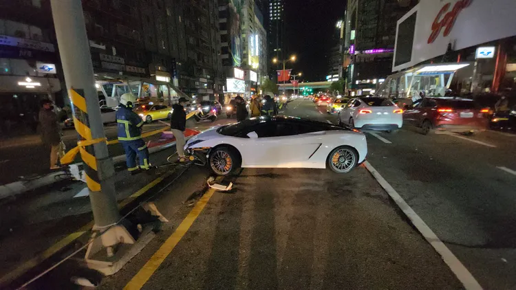 整輛車橫躺在對向車道，毀損相當嚴重。黃仲瑜攝