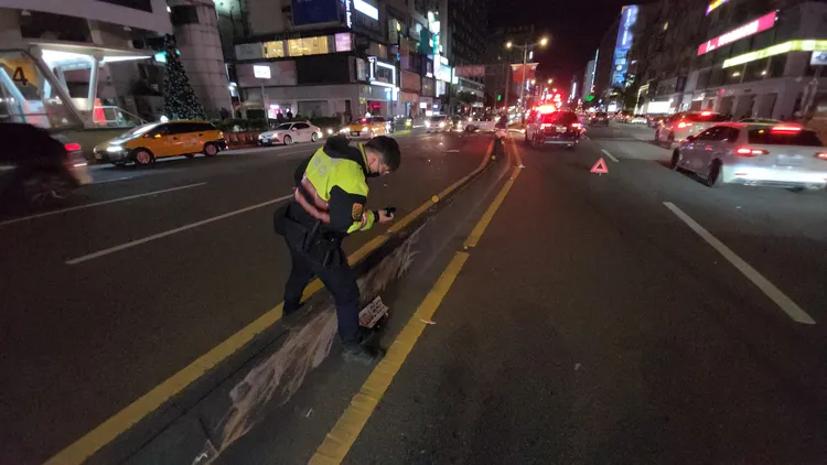 車牌掉落，警方拍照採證。黃仲瑜攝