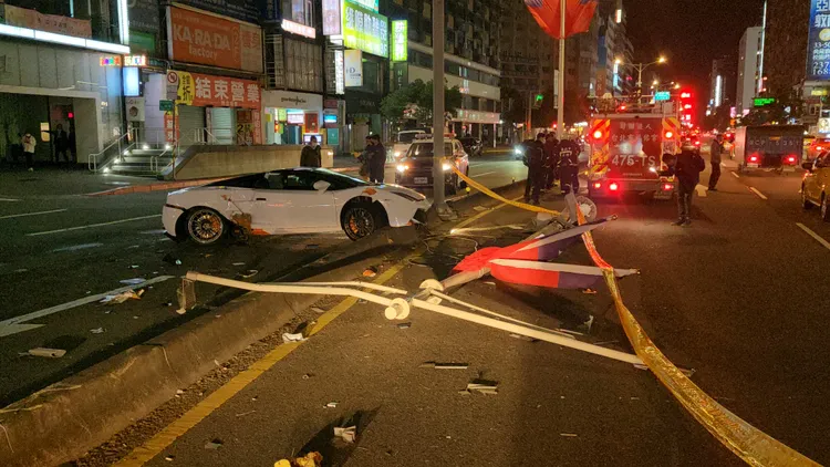 路中央的路燈整根被撞斷。黃仲瑜攝