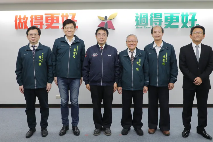 黃偉哲昨宣布包括副市長戴謙在內五位主管離開團隊。市府提供