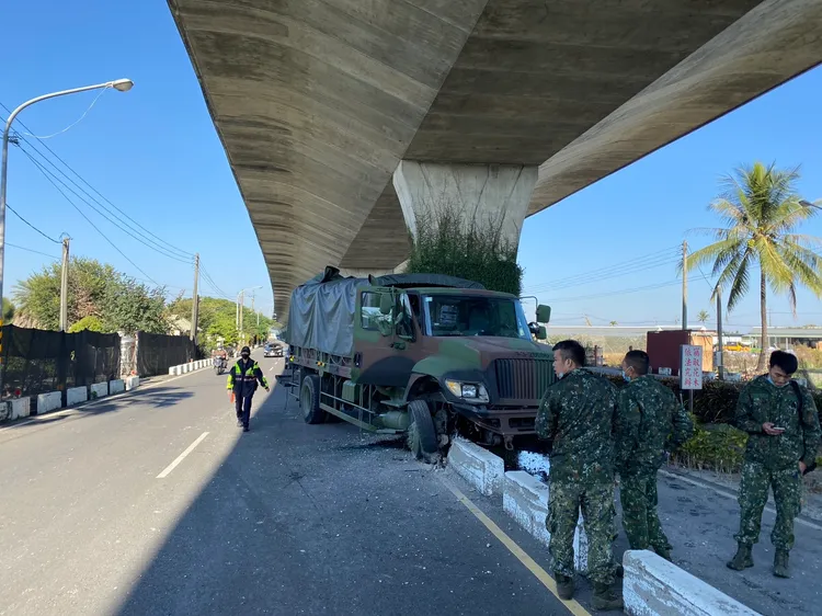軍卡載運15名士兵，其中9人受傷。讀者提供