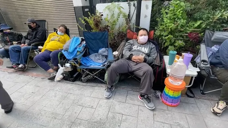 明日元旦才要領錢母，卻有信眾已經擺好椅子排隊。民眾提供