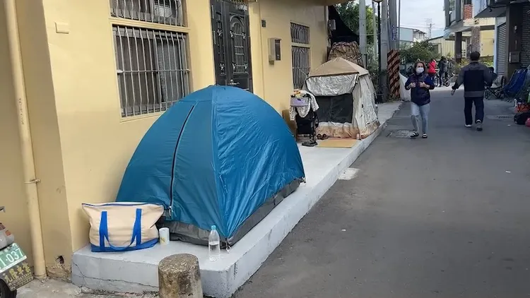 路邊隨處可見搭帳篷，都是準備元旦領錢母的信眾。民眾提供
