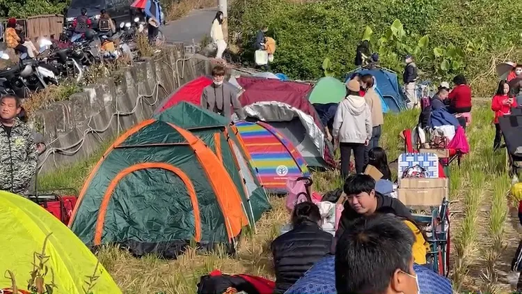 民眾在田地裡搭起帳篷，打算跨年熬夜，一早起床領錢母。民眾提供