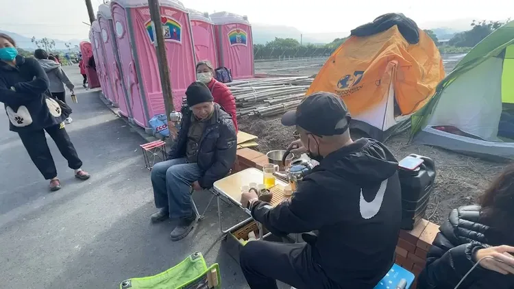 還有信眾現場泡茶聊天度時間。民眾提供