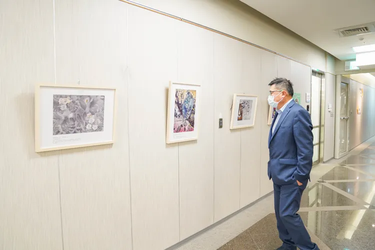 院長陳自諒看完畫展非常感動，邀請癌友、親友與醫護人員賞畫，並且為參賽者喝采打氣。中醫大提供