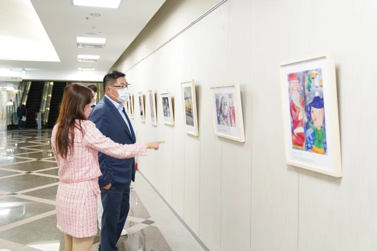 癌症希望基金會舉辦第9屆「彩繪希望」，共計215幅作品參賽。中醫大提供