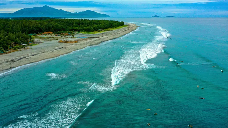 Liwliwa Beach每年吸引許多遊客前往衝浪和浮潛。菲律賓觀光部提供