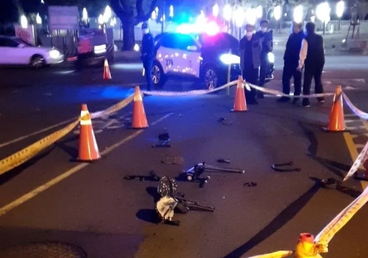 車禍現場嬰兒車被撞得支離破碎。資料畫面