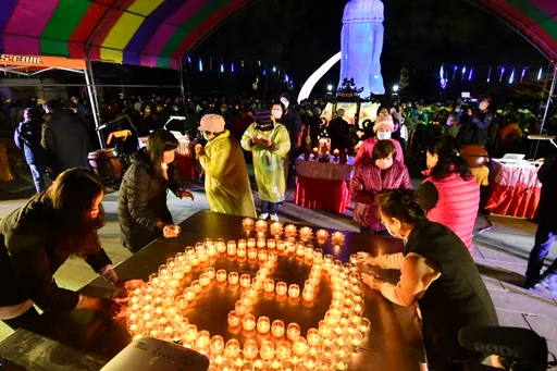 佛系點燈驅寒意　６百善男信女法喜充滿