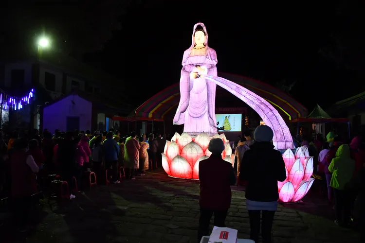 彰化縣社頭鄉清水岩等舉辦歲末點燈，逾六百名信眾參與。彰縣府提供    